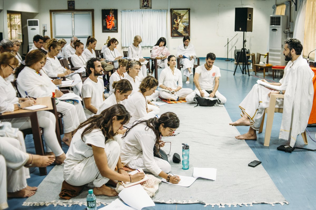 Óscar Montero enseñando a un grupo de alumnos en un ashram en India