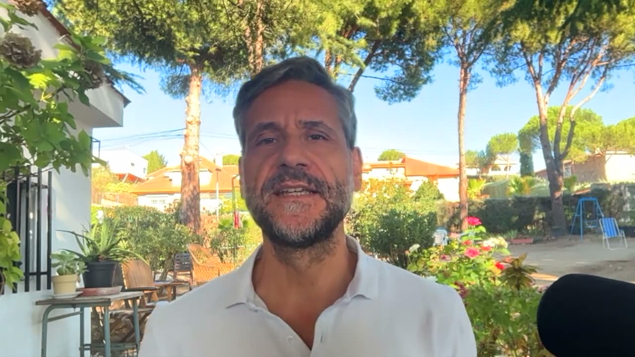 Óscar Montero, al aire libre, presentando el curso